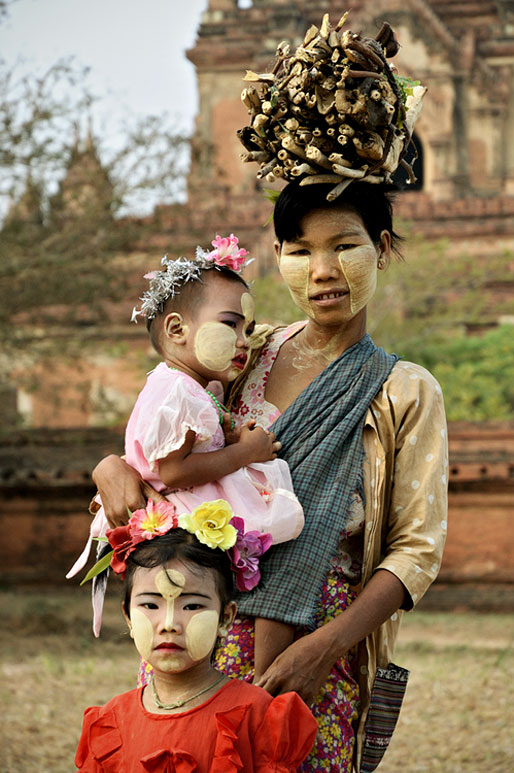 Maman avec ses filles enduit de thanaka à Bagan, Birmanie