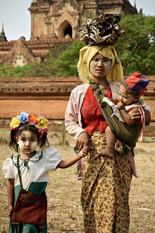 Maman avec ses enfants enduit de thanaka à Bagan, Birmanie