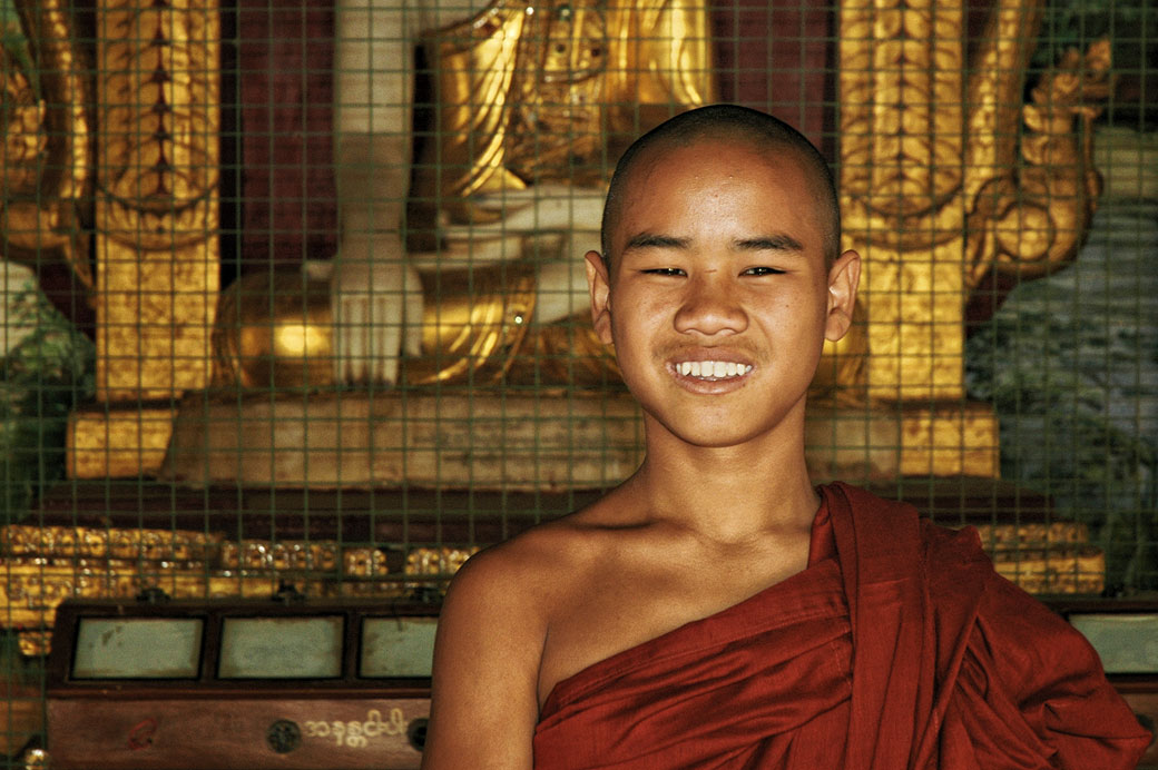 Jeune moine souriant dans un temple de Bagan, Birmanie