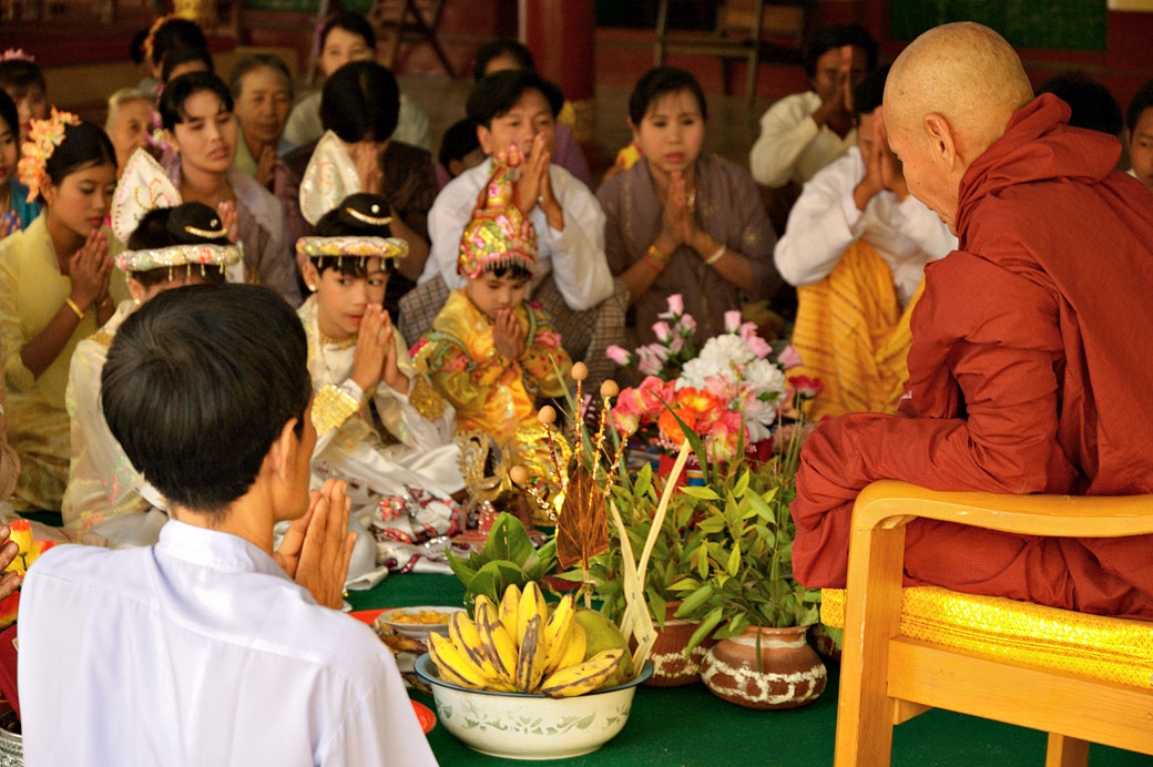 Cérémonie de noviciat à la pagode Shwezigon de Bagan, Birmanie