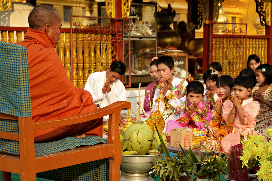 Cérémonie de noviciat à la pagode Shwezigon de Bagan, Birmanie