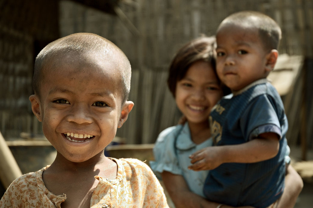 Portrait d'enfants souriants à Bagan, Birmanie