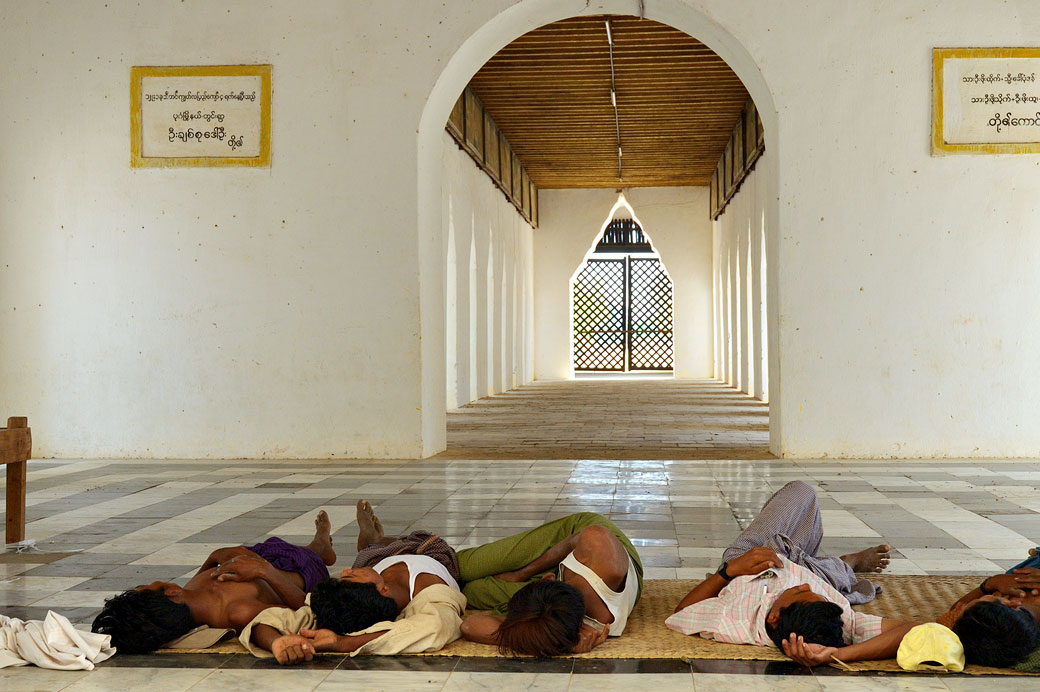 Cinq hommes font la sieste dans un temple de Bagan, Birmanie