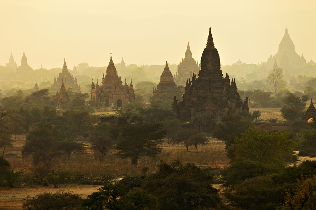 Temples de la plaine de Bagan au coucher du soleil, Birmanie