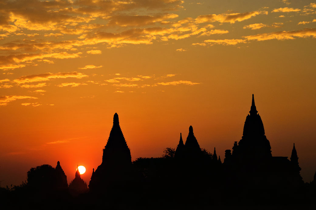 Lever de soleil sur les temples de Bagan, Birmanie