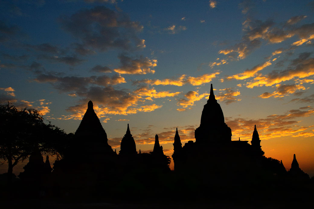 Silhouettes des temples de Bagan au lever du soleil, Birmanie