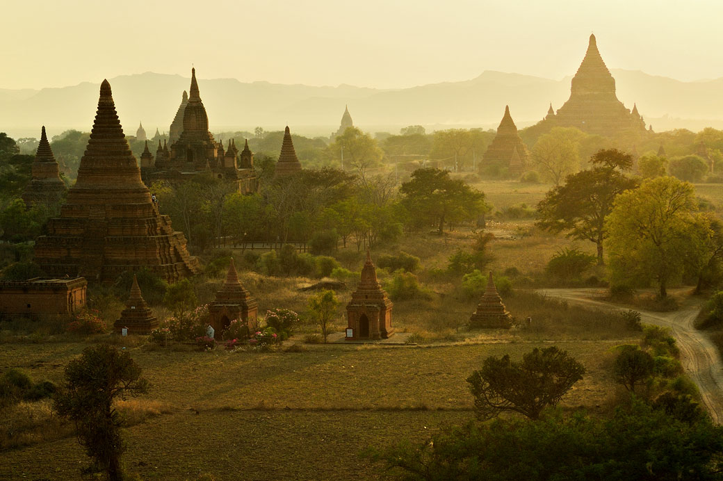 Temples de la plaine de Bagan au coucher du soleil, Birmanie