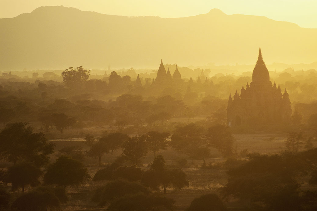 Temples de la plaine de Bagan au coucher du soleil, Birmanie