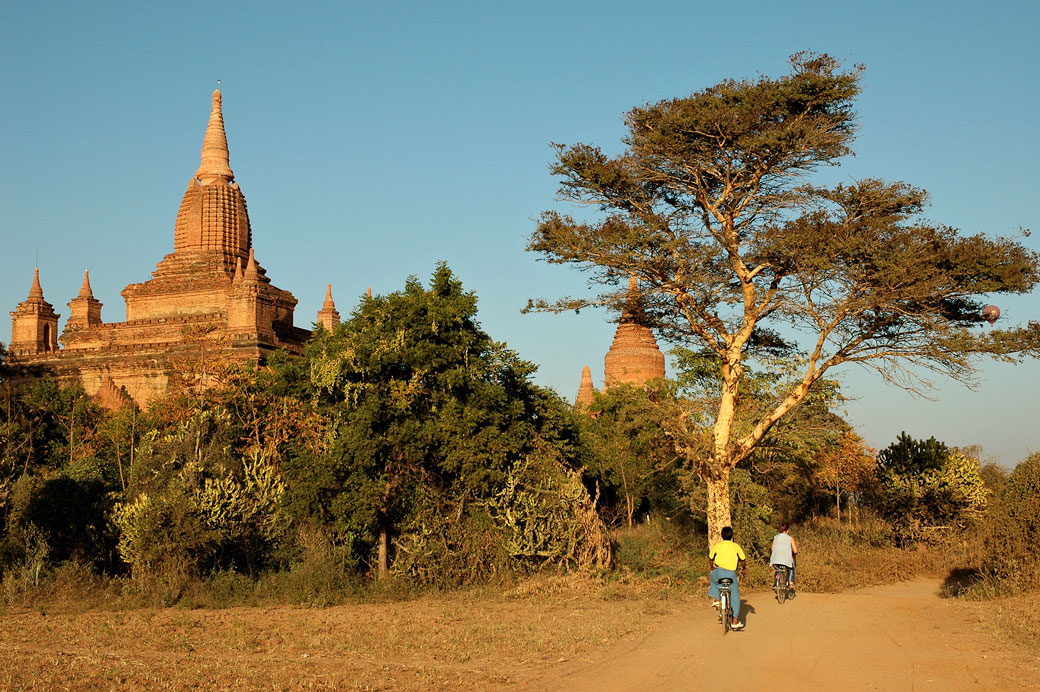 Vélos au milieu des temples de Bagan, Birmanie