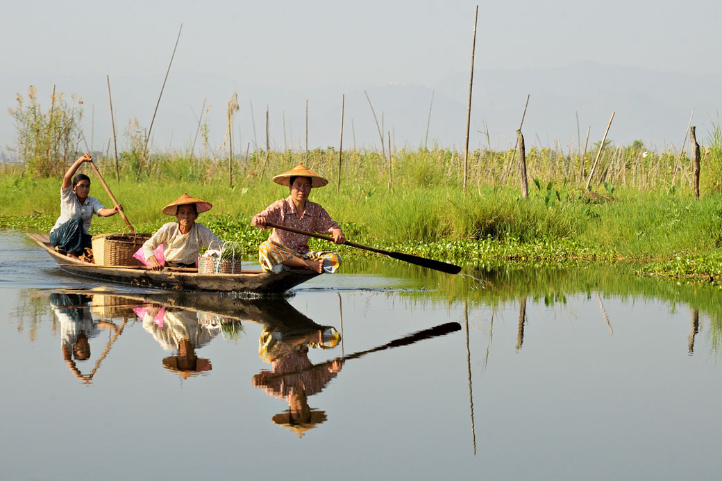 Trois femmes sur une barque au lac Inle, Birmanie