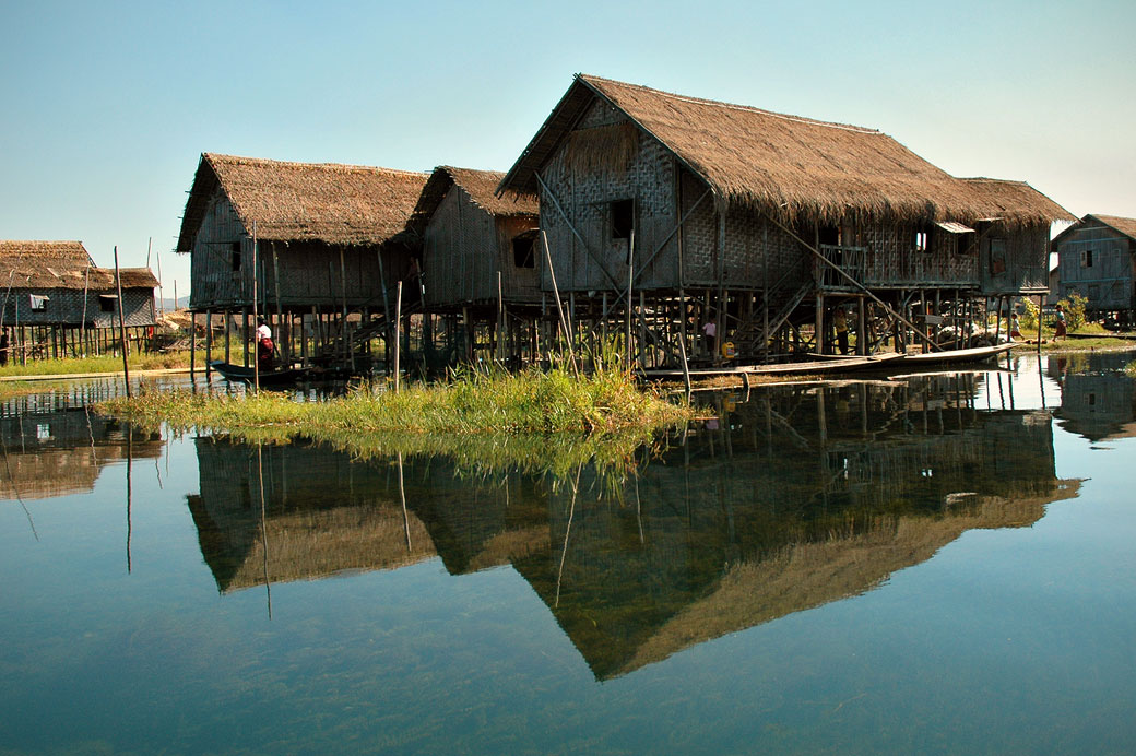 Village Intha avec des maisons sur pilotis sur le lac Inle, Birmanie