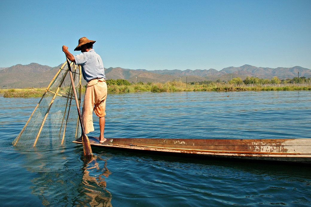 Pêcheur Intha avec son filet conique sur le lac Inle, Birmanie