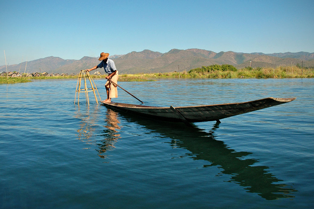 Pêcheur Intha sur le lac Inle, Birmanie