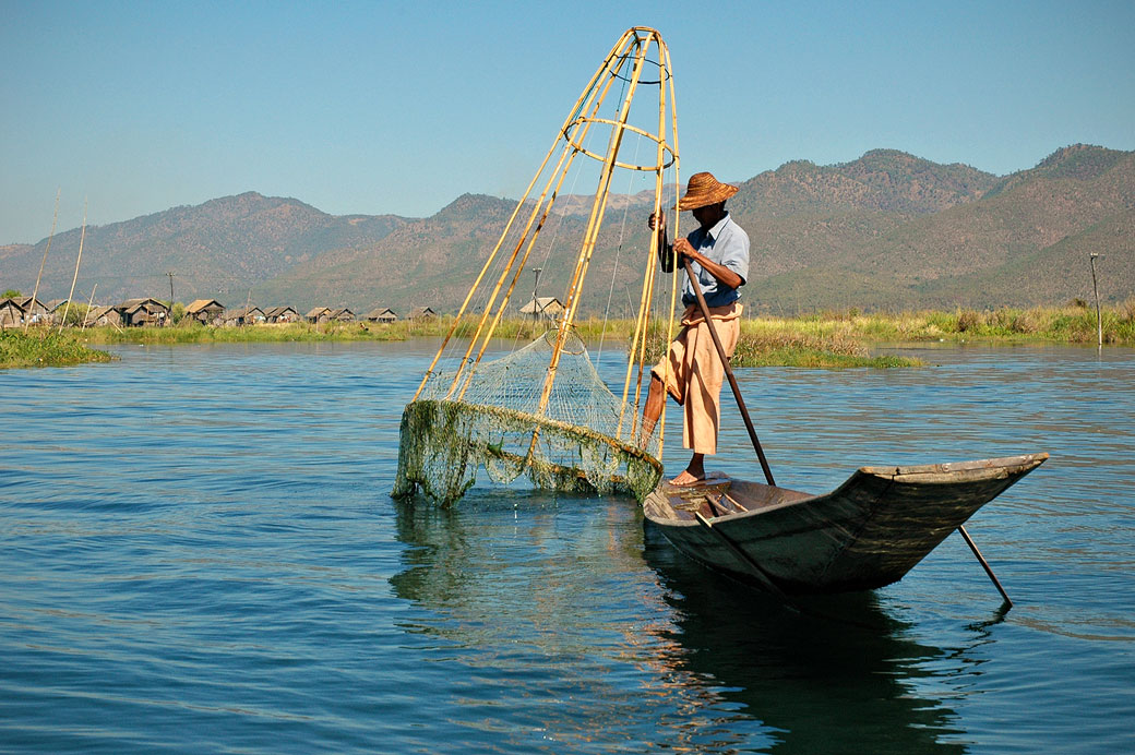 Pêcheur Intha et son filet conique sur le lac Inle, Birmanie