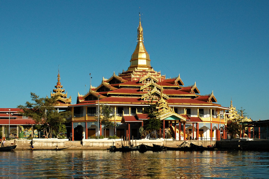 Pagode Phaung Daw U sur le lac Inle, Birmanie