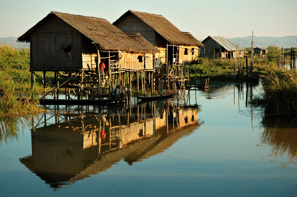 Réflexion de maisons sur pilotis sur le lac Inle, Birmanie