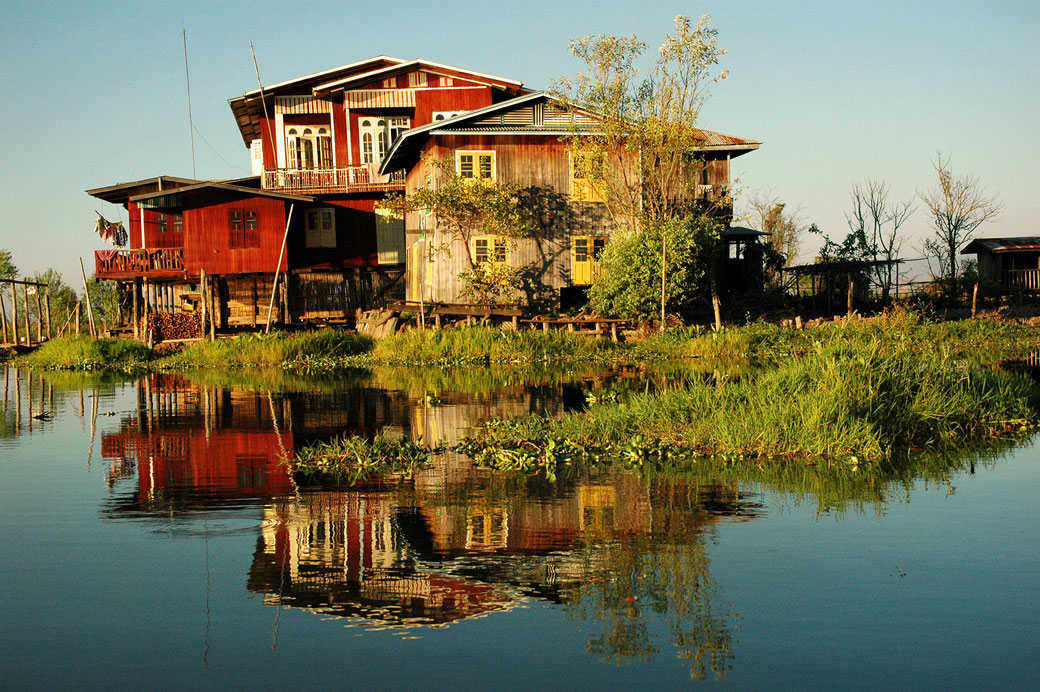Réflexion de maisons colorées sur le lac Inle, Birmanie