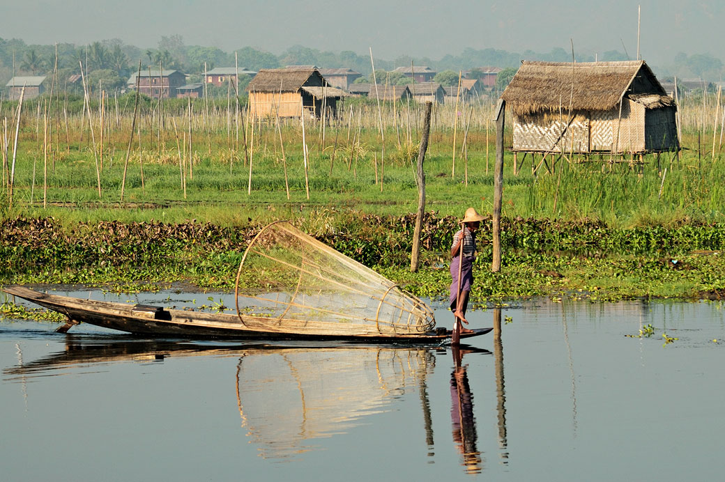 Réflexion d'un pêcheur Intha sur le lac Inle, Birmanie