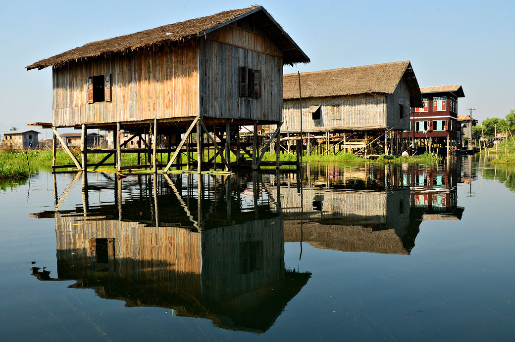 Maisons sur pilotis d'un village Intha au lac Inle, Birmanie