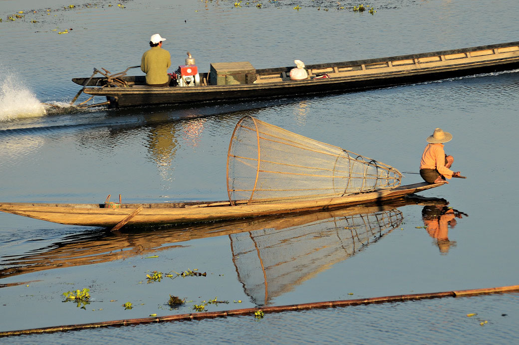 Pêcheur Intha et barque à moteur sur le lac Inle, Birmanie