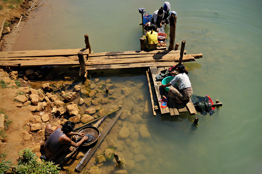 Lessive au bord du lac Inle, Birmanie