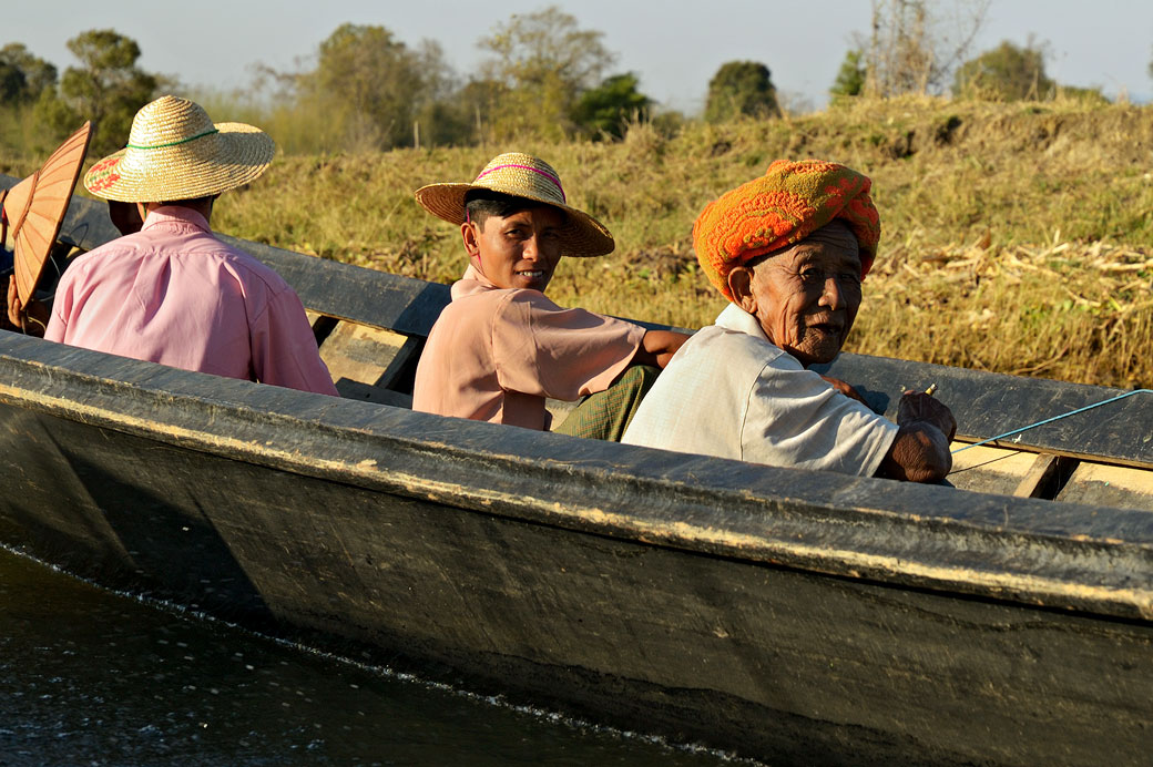 Vieil homme Pa-O sur un bateau sur le lac Inle, Birmanie