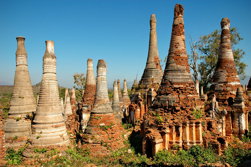 Pagode de Shwe Inn Thein perdue dans la végétation, Birmanie