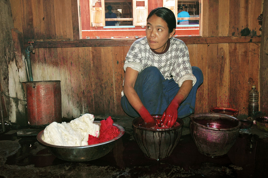 Femme qui pratique la teinture artisanale au lac Inle, Birmanie