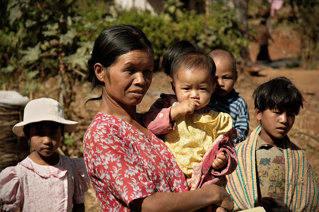 Maman et enfants dans l'état Shan, Birmanie