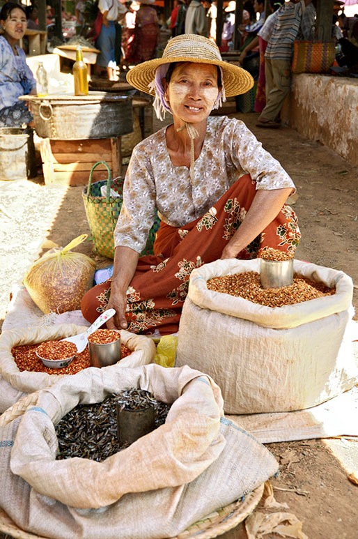 Vendeuse au marché de Heho, Birmanie