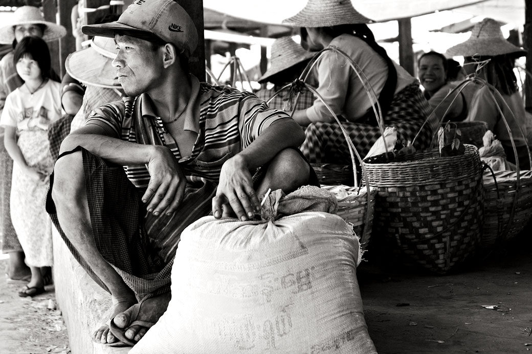 Homme, sac et paniers au marché de Heho, Birmanie