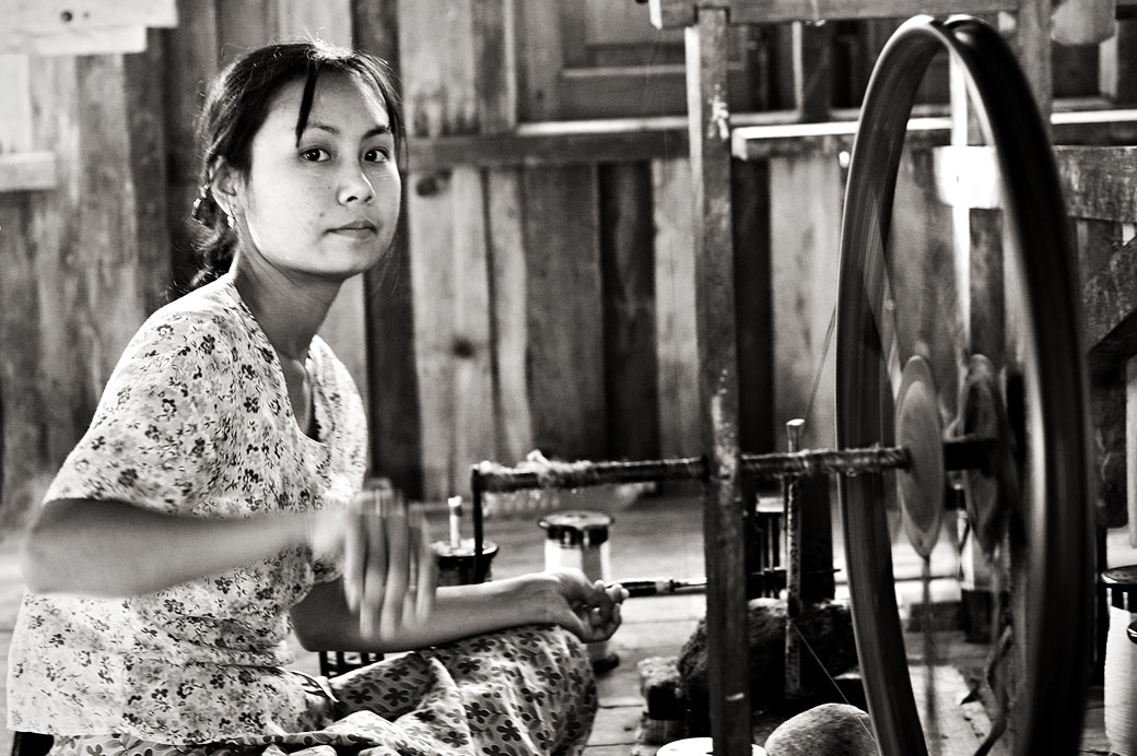 Jeune femme avec un rouet au lac Inle, Birmanie