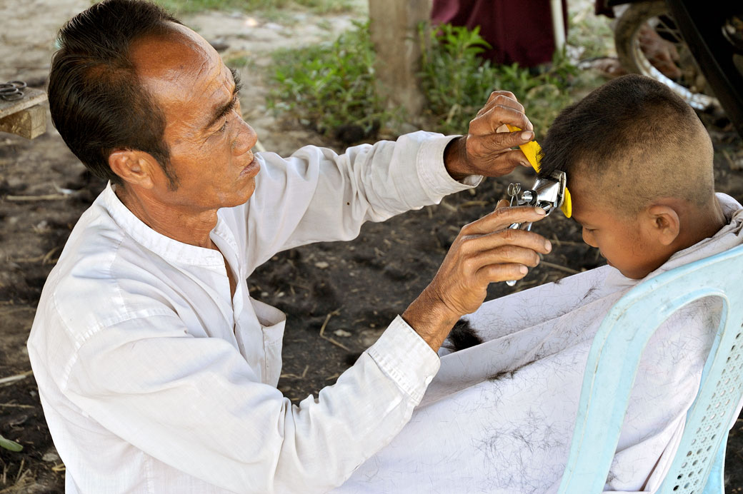 Coiffeur et jeune enfant dans l'état Shan, Birmanie