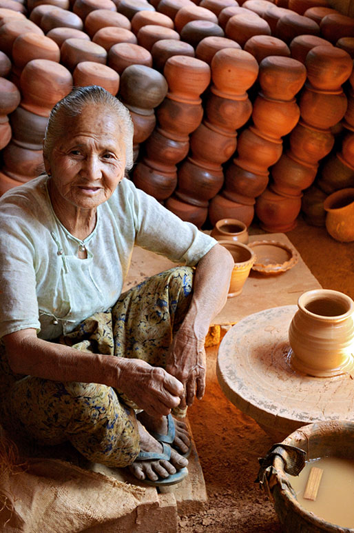 Vieille femme potière avec ses poteries, Birmanie