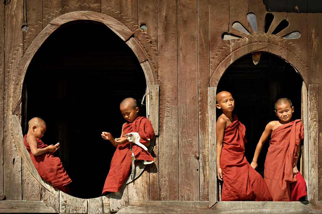 Novices aux fenêtres du monastère Shwe Yaunghwe, Birmanie