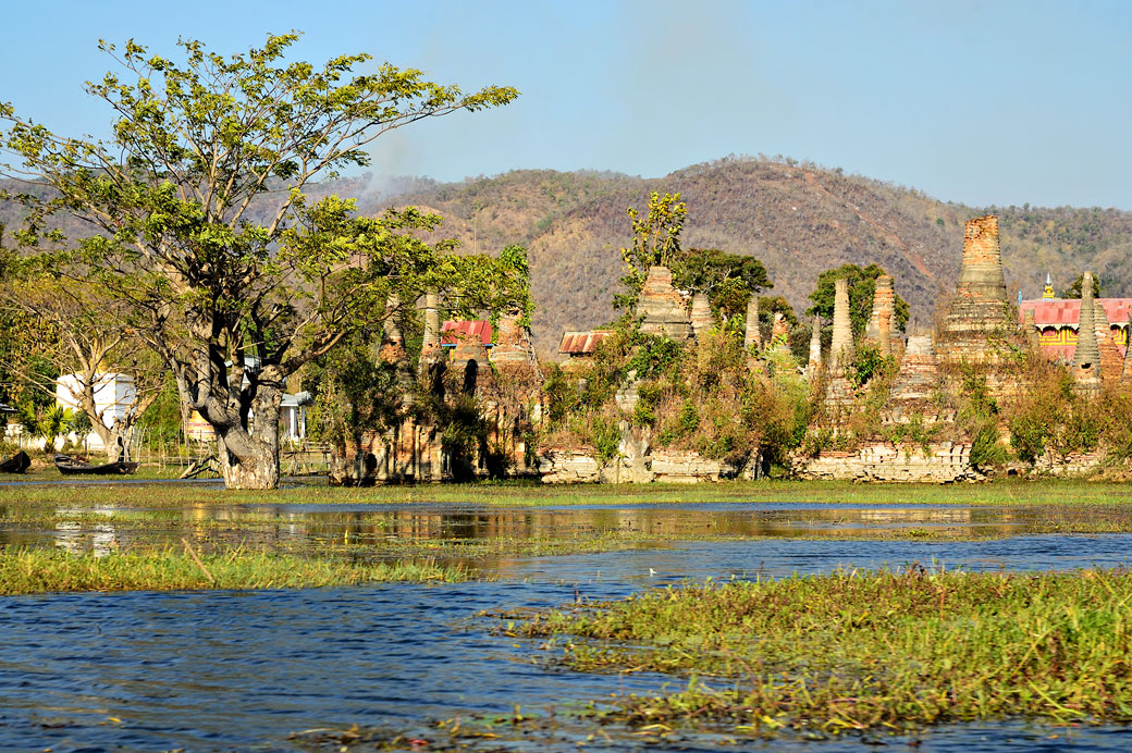 Stupas inondés de Sagar au sud du lac Inle, Birmanie