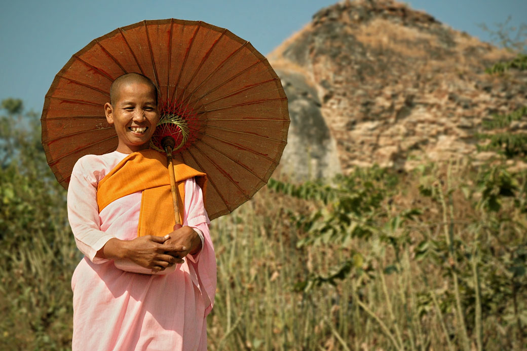 Nonne souriante avec une ombrelle à Mingun, Birmanie