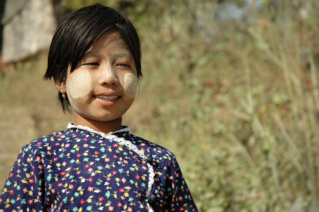 Jeune fille avec du thanaka à Mingun, Birmanie