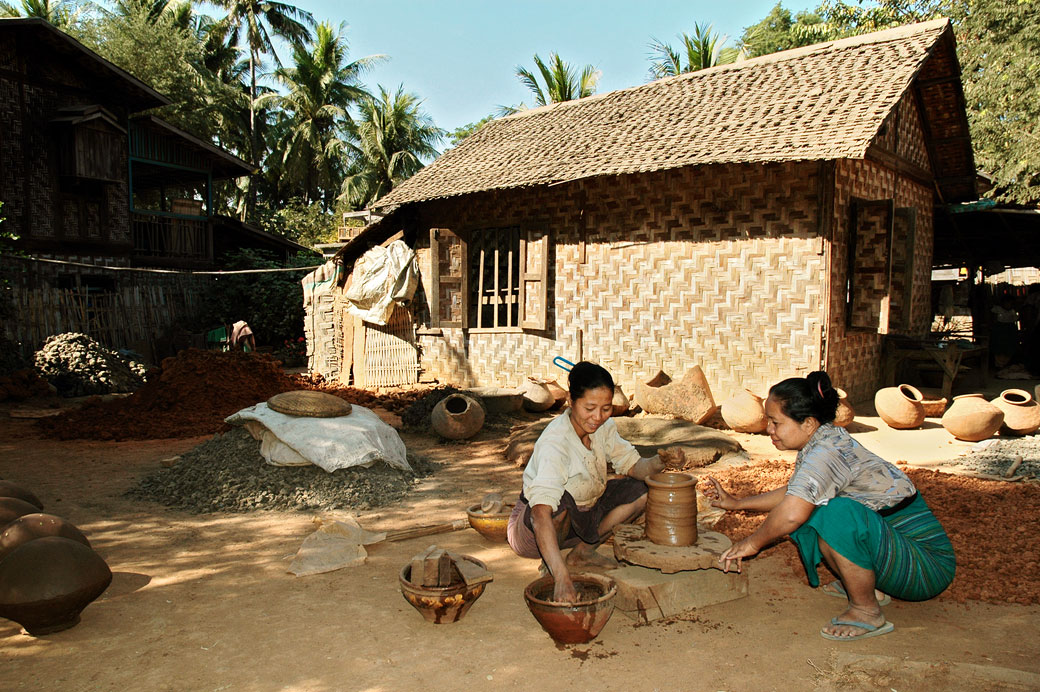 Atelier de poterie à Sagaing, Birmanie