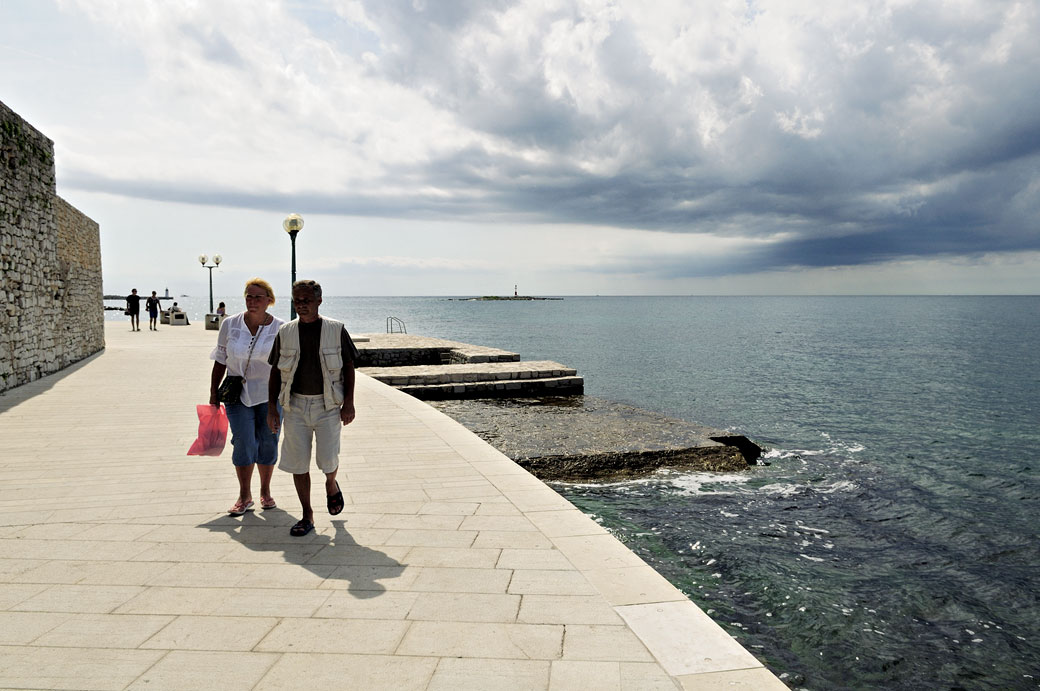 Promenade en bord de mer à Poreč, Croatie