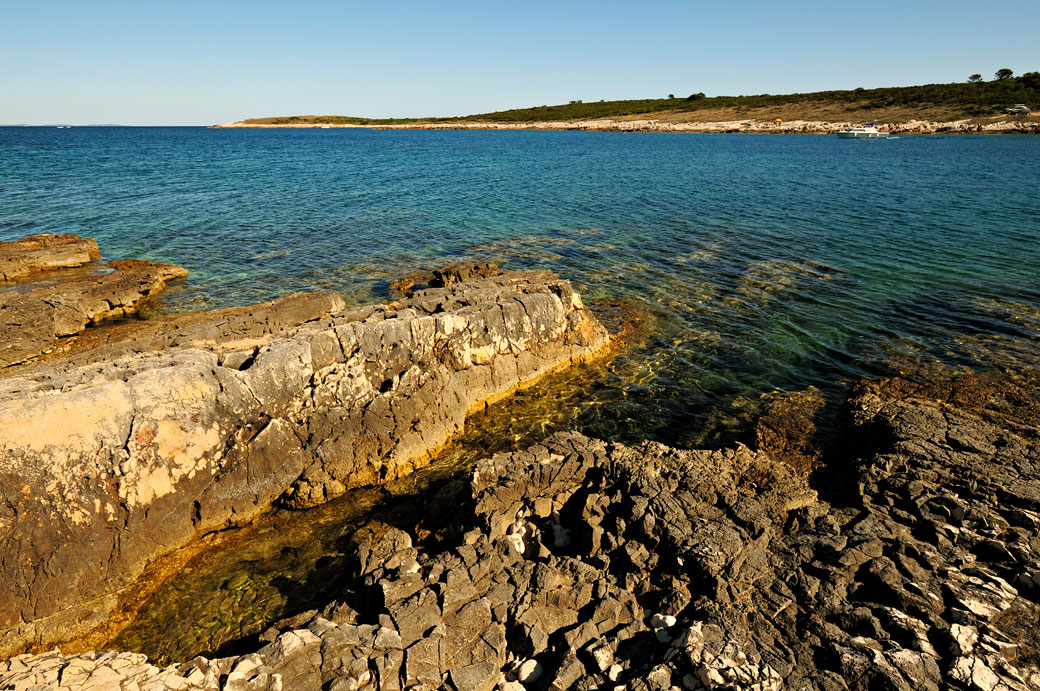 Mer et rochers au cap Kamenjak au sud de l'Istrie, Croatie