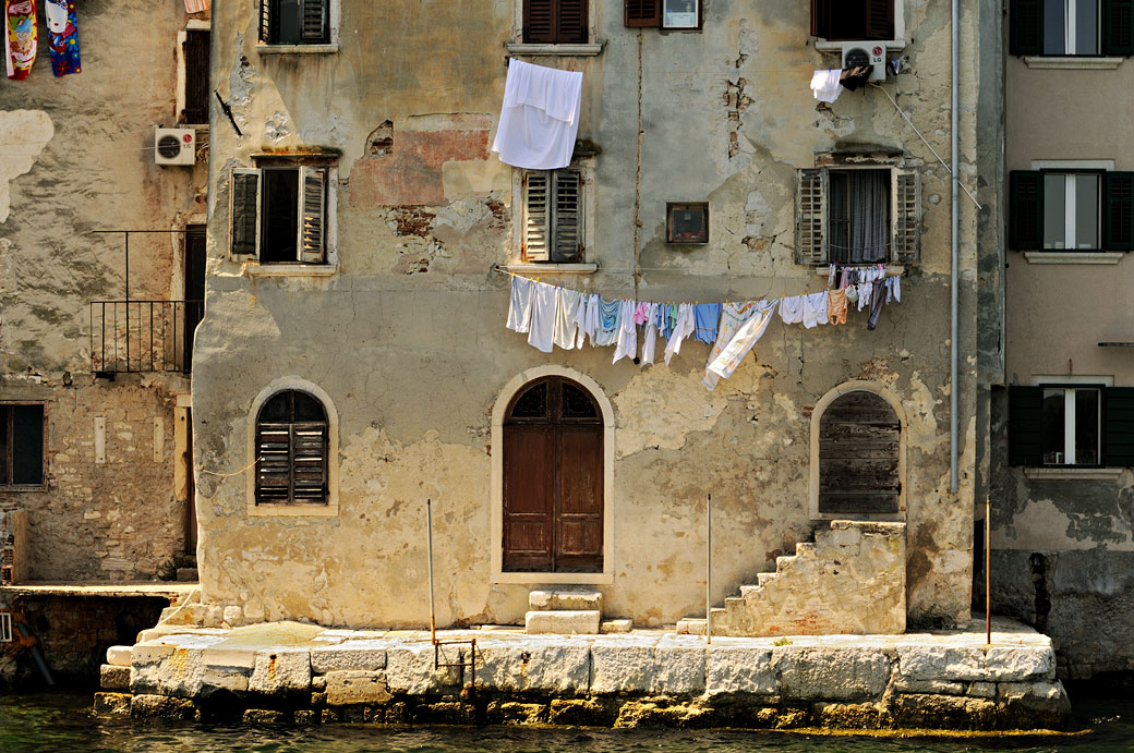 Linge et fenêtres sur la façade d'une maison de Rovinj, Croatie