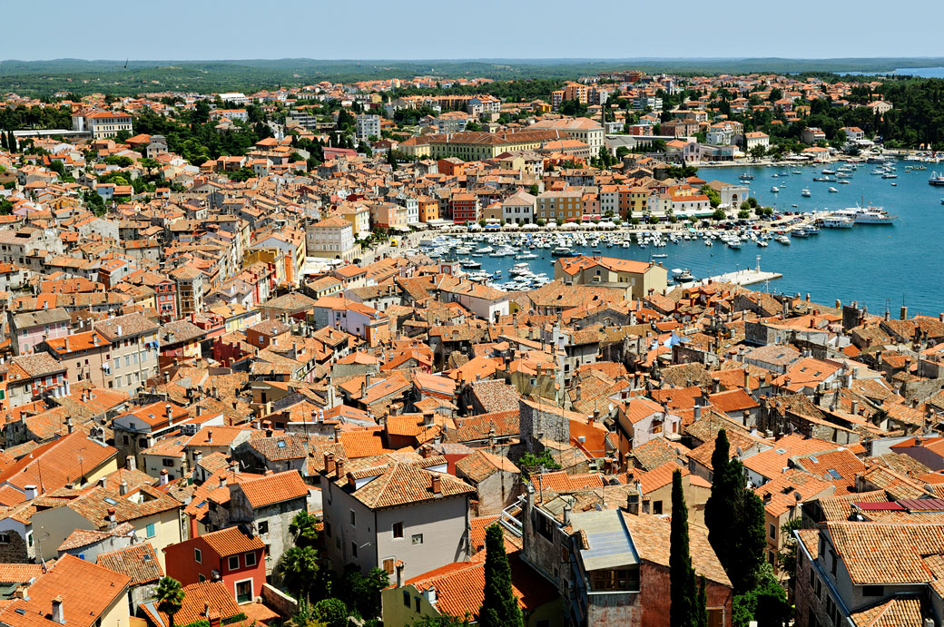 Le port et la vieille ville de Rovinj en Istrie, Croatie