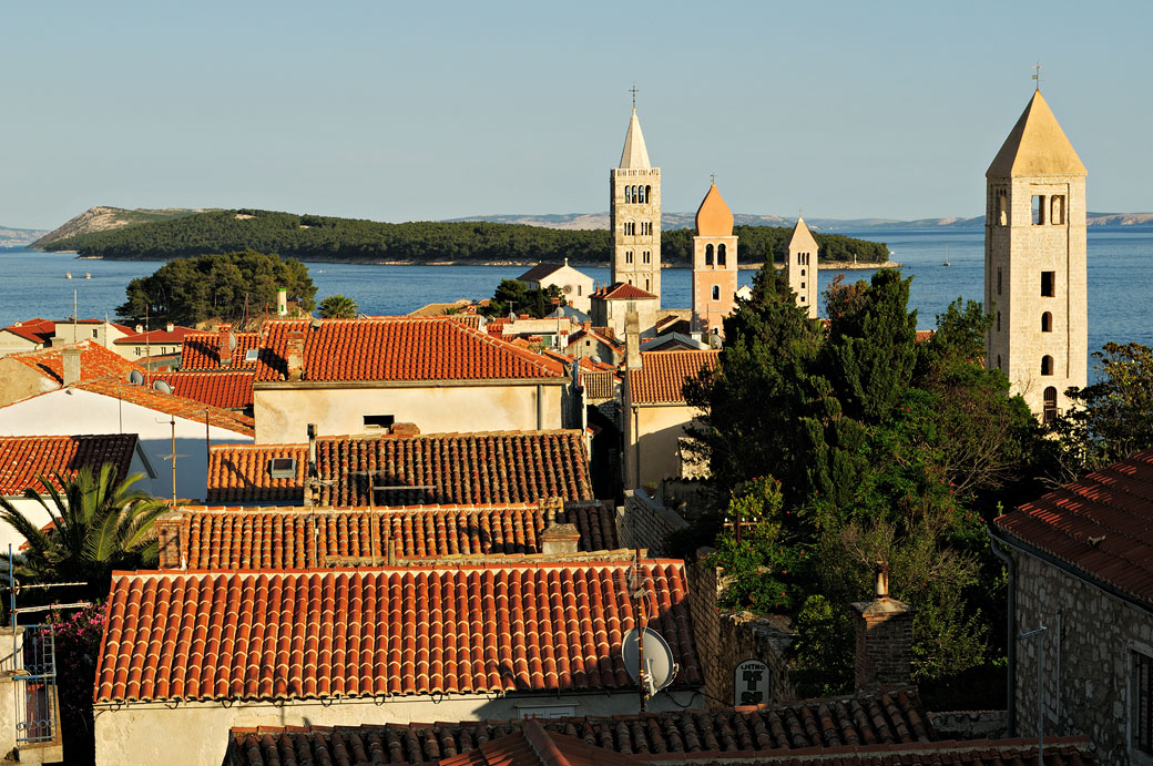 Les clochers de la ville de Rab, Croatie