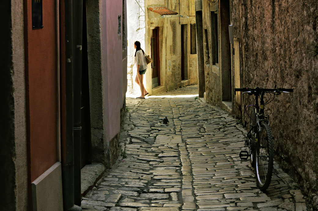 Jeune femme dans une ruelle de la vieille ville de Rovinj, Croatie