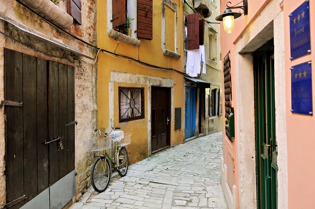 Vélo dans une ruelle colorée de Rovinj, Croatie