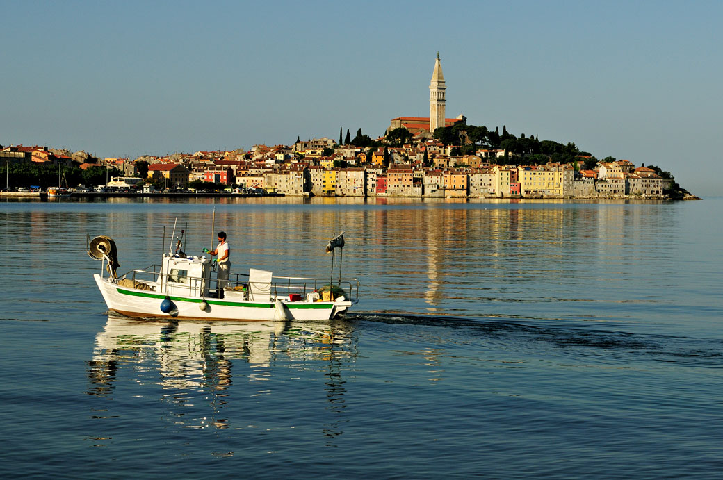 Bateau de pêcheur au large de Rovinj, Croatie