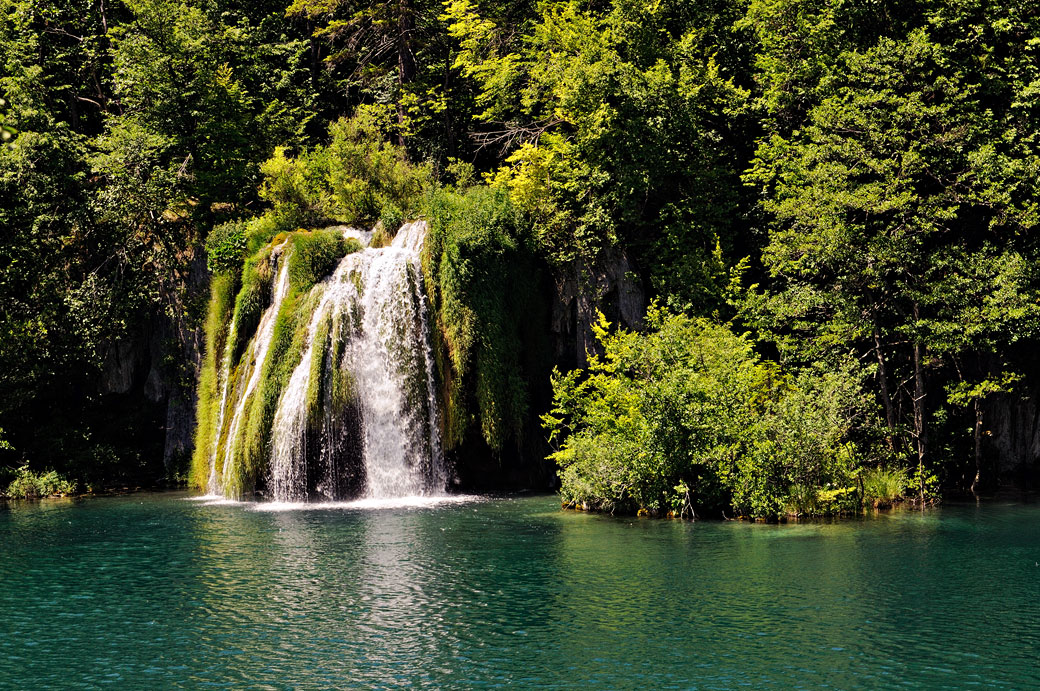 Chute d'eau qui se jette dans un lac, Croatie