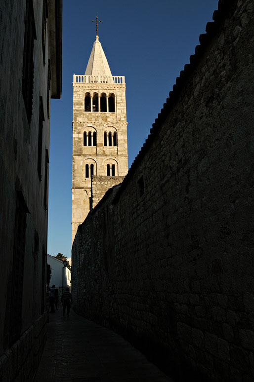 Le grand Campanile de la cathédrale de Rab, Croatie