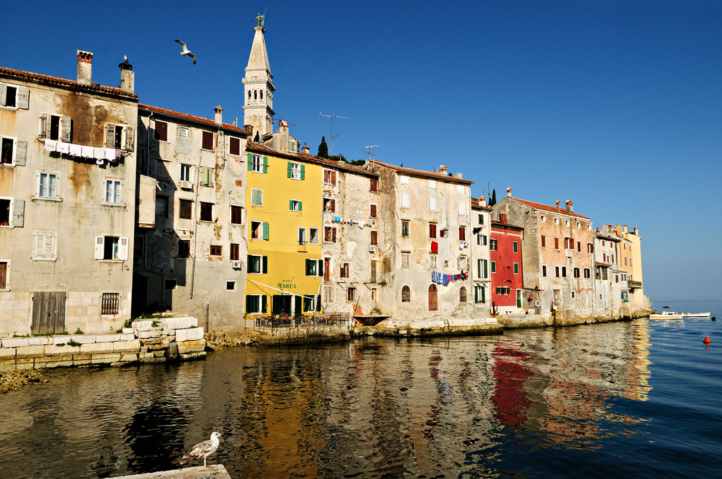 Façades en vieille ville de Rovinj, Croatie